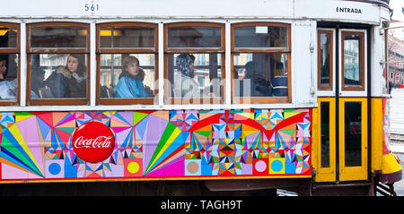 Tranvía 28. Barrio Chiado. Ciudad de Lisboa, Portugal, Península Ibérica, Europa Stockfoto