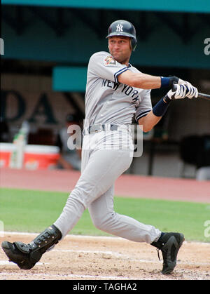 New York Yankee Derek Jeter während eines Spiels mit den Florida Marlins am Joe Robbie Stadium im Jahr 2001 in Miami, Florida. Stockfoto
