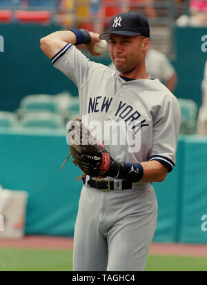 New York Yankee Derek Jeter während eines Spiels mit den Florida Marlins am Joe Robbie Stadium im Jahr 2001 in Miami, Florida. Stockfoto