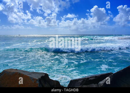 Schönes Wetter am Strand entlang Buddina Pacific Boulevard (Sunshine Coast, Queensland, Australien). Blick von der breakwall. Stockfoto