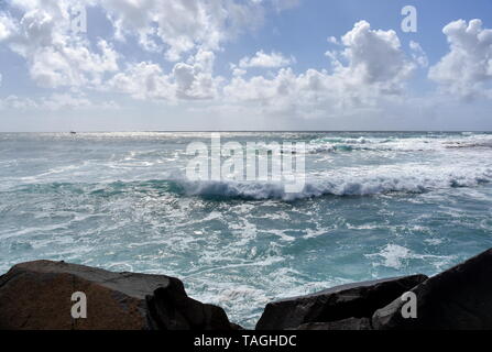 Schönes Wetter am Strand entlang Buddina Pacific Boulevard (Sunshine Coast, Queensland, Australien). Blick von der breakwall. Stockfoto