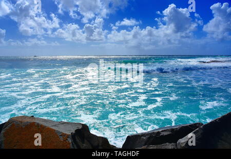 Schönes Wetter am Strand entlang Buddina Pacific Boulevard (Sunshine Coast, Queensland, Australien). Blick von der breakwall. Stockfoto