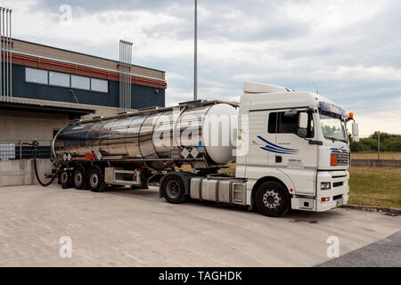 ZAGREB, KROATIEN - 23. JUNI 2015: Tank-LKW Entladen der gefährlichen brennbaren Güter Isopropylalkohol in die innere Tank Lagerung von Chemikalien Lager Stockfoto