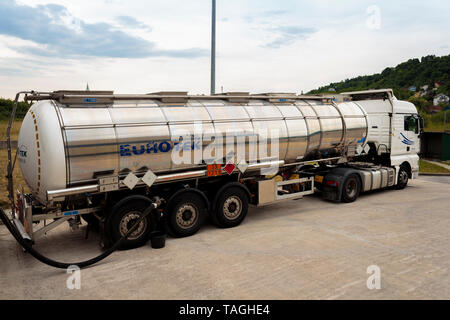 ZAGREB, KROATIEN - 23. JUNI 2015: Tank-LKW Entladen der gefährlichen brennbaren Güter Isopropylalkohol in die innere Tank Lagerung von Chemikalien Lager Stockfoto