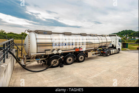 ZAGREB, KROATIEN - 23. JUNI 2015: Tank-LKW Entladen der gefährlichen brennbaren Güter Isopropylalkohol in die innere Tank Lagerung von Chemikalien Lager Stockfoto