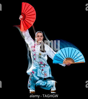 Eine chinesische Frau partacticing Tai Chi Chuan Tadjiquan Körperhaltung studio Schuß auf schwarzen Hintergrund mit Licht malen Effekt isoliert Stockfoto