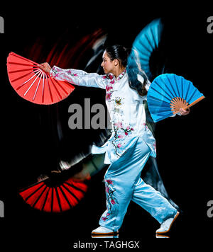 Eine chinesische Frau partacticing Tai Chi Chuan Tadjiquan Körperhaltung studio Schuß auf schwarzen Hintergrund mit Licht malen Effekt isoliert Stockfoto