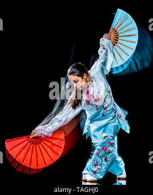 Eine chinesische Frau partacticing Tai Chi Chuan Tadjiquan Körperhaltung studio Schuß auf schwarzen Hintergrund mit Licht malen Effekt isoliert Stockfoto