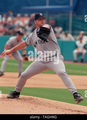 New York Yankee Krug Roger Clemens während eines Spiels mit den Florida Marlins am Joe Robbie Stadium im Jahr 2001 in Miami, Florida. Stockfoto