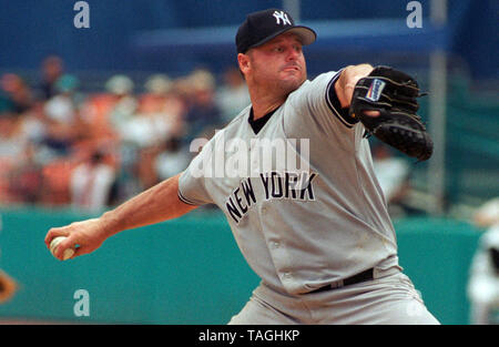 New York Yankee Krug Roger Clemens während eines Spiels mit den Florida Marlins am Joe Robbie Stadium im Jahr 2001 in Miami, Florida. Stockfoto