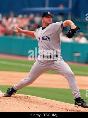 New York Yankee Krug Roger Clemens während eines Spiels mit den Florida Marlins am Joe Robbie Stadium im Jahr 2001 in Miami, Florida. Stockfoto