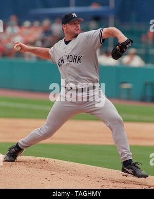 New York Yankee Krug Roger Clemens während eines Spiels mit den Florida Marlins am Joe Robbie Stadium im Jahr 2001 in Miami, Florida. Stockfoto