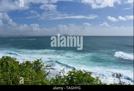 Schönes Wetter am Strand entlang Buddina Pacific Boulevard (Sunshine Coast, Queensland, Australien). Blick vom Strand aus buddina Leuchtfeuer Leuchtturm Res Stockfoto