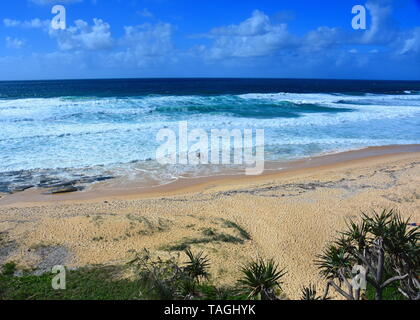 Schönes Wetter am Strand entlang Buddina Pacific Boulevard (Sunshine Coast, Queensland, Australien). Buddina Strand von Punkt Cartwright Lookout. Stockfoto