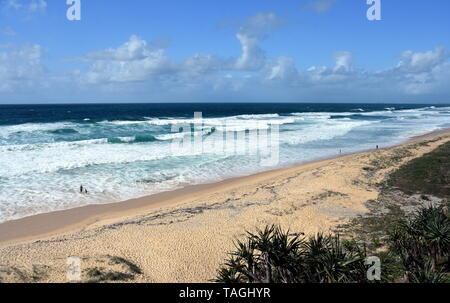 Schönes Wetter am Strand entlang Buddina Pacific Boulevard (Sunshine Coast, Queensland, Australien). Buddina Strand von Punkt Cartwright Lookout. Stockfoto