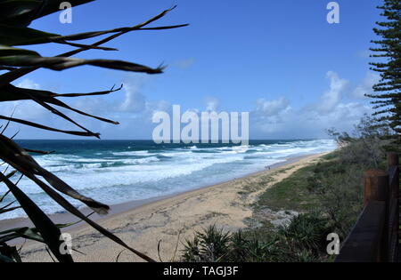 Schönes Wetter am Strand entlang Buddina Pacific Boulevard (Sunshine Coast, Queensland, Australien). Buddina Strand von Punkt Cartwright Lookout. Stockfoto