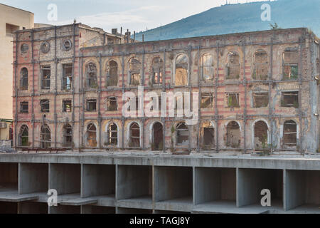 MOSTAR, Bosnien und Herzegovina - 15. AUGUST 2015: Hotel Neretva während des Krieges in Bosnien und Herzegowina zerstört Stockfoto