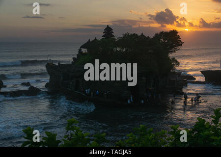 Die bekanntesten hinduistischen Tempel auf Bali, die Tanah Lot Tempel auf Bali, Indonesien bei Sonnenuntergang. Stockfoto