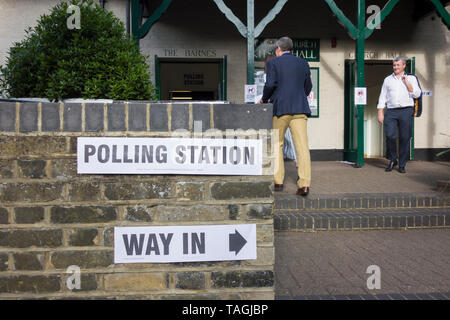 UK Wähler auf die europäischen Wahlen am Wahltag im Wahllokal in Barnes, Richmond Upon Thames, Großbritannien Stockfoto