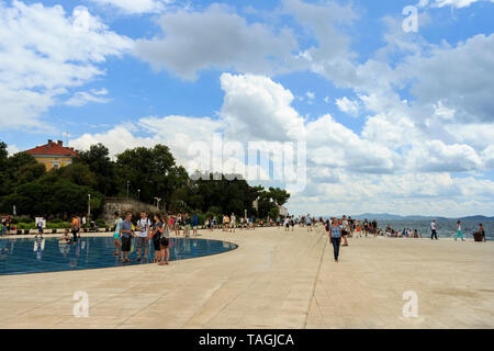 ZADAR, KROATIEN - 17. AUGUST 2015: Menschen zu Fuß auf Gruß an die Sonne Skulptur. "Gruß an die Sonne" von Architekt Nicola Basic, Solaranlagen in Da Stockfoto