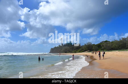 Buddina, Australien - 21.April 2019. Menschen entspannend auf buddina Strand am Pazifik Boulevard (Sunshine Coast, Queensland, Australien) an einem schönen Tag Stockfoto