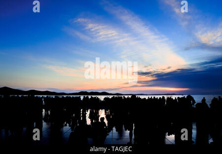 Blaue Sonnenuntergang über Zadar Grüße an die Sonne Stockfoto