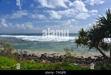 Schönes Wetter am Strand entlang Buddina Pacific Boulevard (Sunshine Coast, Queensland, Australien). Blick vom Strand aus buddina Leuchtfeuer Leuchtturm Res Stockfoto