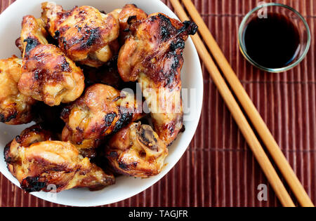 Glasierte Hähnchenflügel drumstick Stockfoto