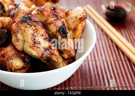 Glasierte Hähnchenflügel drumstick Stockfoto