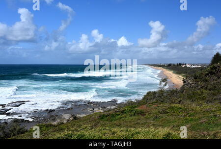 Schönes Wetter am Strand entlang Buddina Pacific Boulevard (Sunshine Coast, Queensland, Australien). Buddina Strand von Punkt Cartwright Lookout. Stockfoto