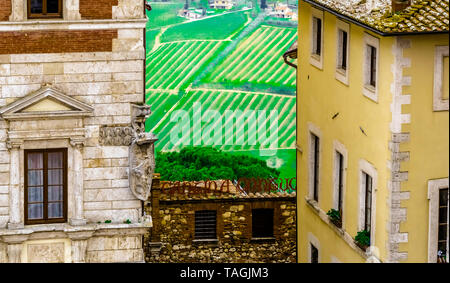 Montepulciano 2019. Aussicht auf die Piazza Grande, mit Zeilen der Trauben in den Hintergrund. Der Tag ist Frühling aber voller Wolken. April 2019 in Montepulciano. Stockfoto