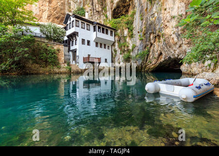 (Tekke) Blagaj Tekija Derwisch Haus, wichtiges Denkmal der frühen osmanischen Periode in Bosnien und Herzegowina und Boot in Buna Fluss Frühling Stockfoto