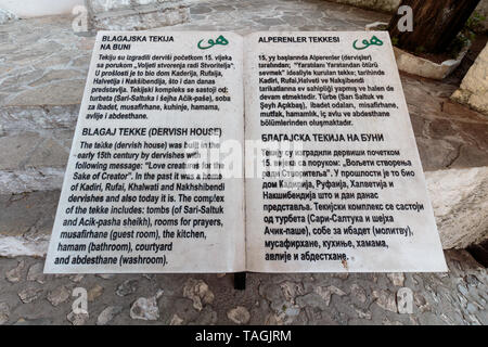 Hancock, BOSNIEN UND HERZEGOWINA - Juli 12, 2016: Blagaj Derwisch Haus, Tekke auf Buna Fluss Beschreibung und Geschichte der Blagaj Tekke in Stein graviert Stockfoto