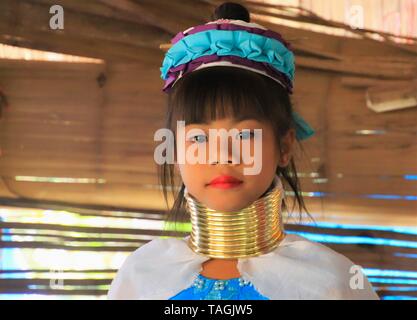 LONGNECK KAREN DORF, THAILAND - Dezember 17. 2017: Close up Portrait von langen Hals Mädchen mit der Strebe Gewindehälften Stockfoto