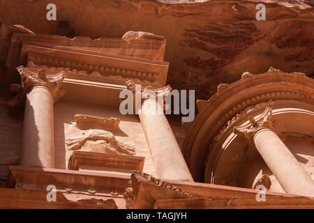 Jordanien, Petra (UNESCO) die Schatzkammer (aka Al Khazna) am Ende der Siq befindet. Petra's berühmtesten Fassade, ca. 1 v. Chr. dekoriert mit korinthischen Stockfoto