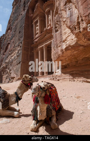 Jordanien, Petra (UNESCO) die Schatzkammer (aka Al Khazna) am Ende der Siq befindet. Petra's berühmtesten Fassade, ca. 1 v. Chr. dekoriert mit korinthischen Stockfoto