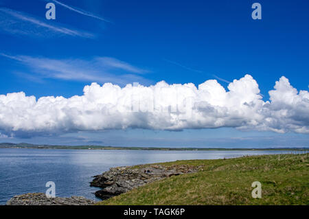 Wolken über North Wales. Wie die Luft bewegt sich landeinwärts in Richtung der Berge steigt, kühlt und bildet Wolken oft mit Regen. Stockfoto