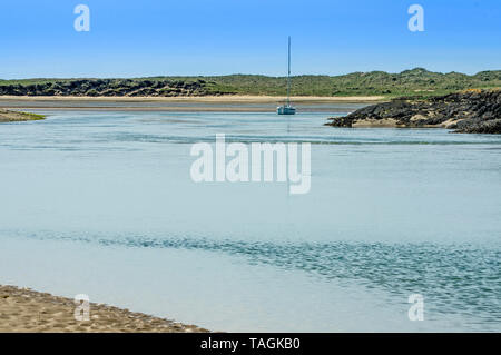 Eine Gezeiten- Kanal zwischen Holyisland und Anglesey Stockfoto