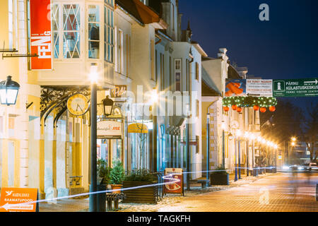 Pärnu, Estland - Dezember 13, 2017: Nacht Blick auf berühmte Ruutli Straße mit alten Gebäuden, Restaurants, Cafés, Hotels und Geschäfte im festlichen Abend nahe. Stockfoto