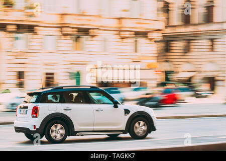 Rom, Italien, 21. Oktober, 2018: Weiße Farbe Auto Mini Cooper Mini Countryman schnell in Bewegung in der Straße der Stadt. Stockfoto