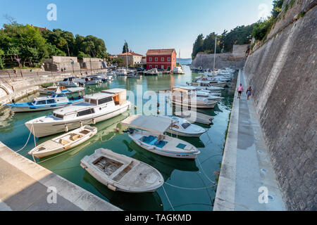 ZADAR, KROATIEN - 10. JULI 2016: Fosa kleinen Hafen in Zadar, Kroatien Stockfoto