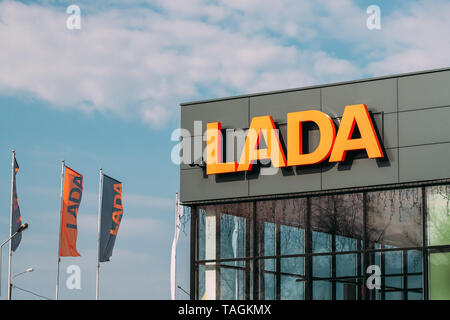 Gomel, Belarus - April 8, 2019: Ansicht schließen Der firmenschriftzug Lada an der Store im Autohaus. Der Lada ist eine Marke des Autos hergestellt von Avtovaz, A C Stockfoto