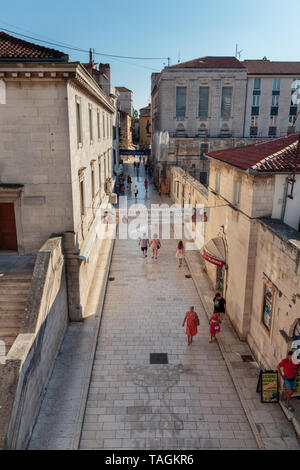 ZADAR, KROATIEN - 10. JULI 2016: Straße, die zu den Durchgang durch die Wände von Zadar Stockfoto