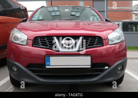 Leere Nummernschild Vorne in einem roten Auto Stockfoto