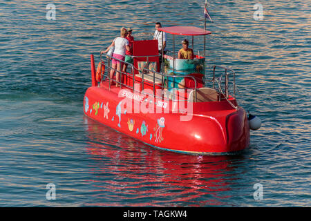 ZADAR, KROATIEN - 10. JULI 2016: Red Semi-U-Boot für Touristen in Zadar hafen Stockfoto