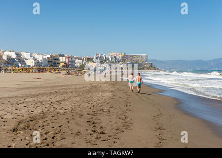 Paar am Strand in La Carihuela, Torremolinos, Costa del Sol, Spanien Stockfoto