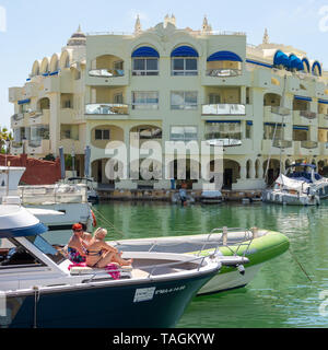 Prunkvoll und gut betuchten Marina Resort von Benalmádena an der Costa del Sol, Spanien Stockfoto