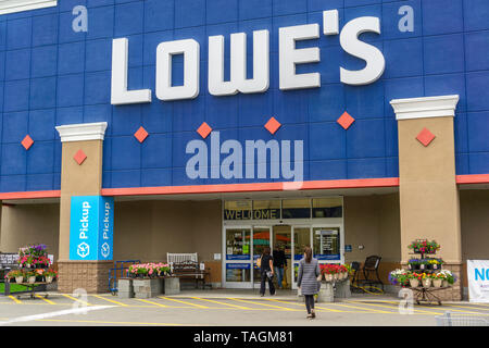 Mai 19, 2019 Sunnyvale/CA/USA - Leute einkaufen bei Lowe's in South San Francisco Bay Area. Stockfoto