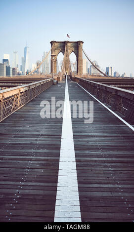 Brooklyn Bridge bei Sonnenaufgang, Farbe Tonen angewendet, New York City, USA. Stockfoto