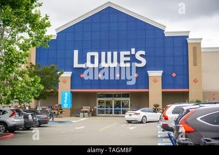 Mai 19, 2019 Sunnyvale/CA/USA - Leute einkaufen bei Lowe's in South San Francisco Bay Area. Stockfoto